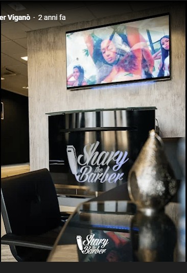 La reception del salone con il logo Shary The Barber